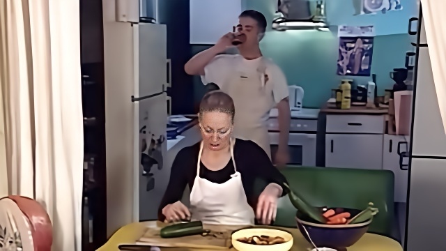 Зрелая женщина на кухне занимается сексом с молодым приятелем