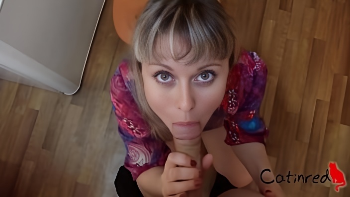 Женщина в коротком платье и с крашенными волосами возбудила партнера минетом