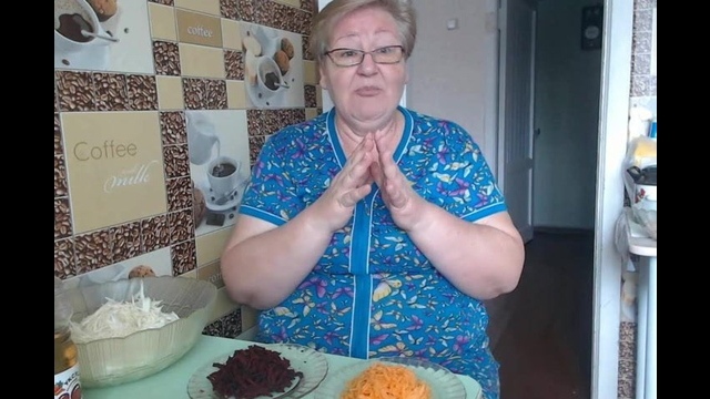 Зрелая барышня устроила перед камерой сольное представление и удовлетворила свою щель