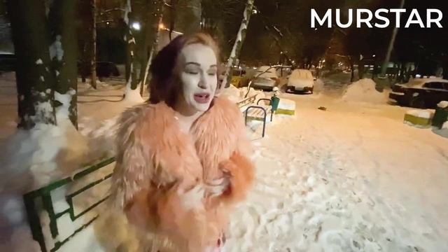 Дама в шубе зашла в подъезд с хахалем и сделала ему минет
