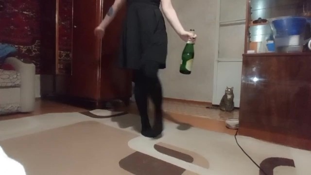 Привлекательная молодуха в черном платье и с бутылкой шампанского встала на колени и приняла член ухажера в очко