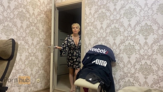 Татуированная краля снимает халатик и крутится на стволе русского парня попкой