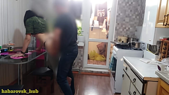 Пока муж отлучился с кухни, сосед насадил его жену на член