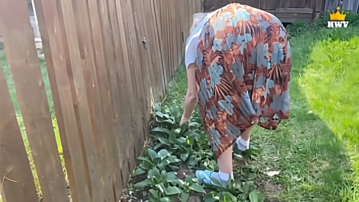 Mature Married MILF got Stuck in the Fence, a Neighbor Helped and Fucked Her.