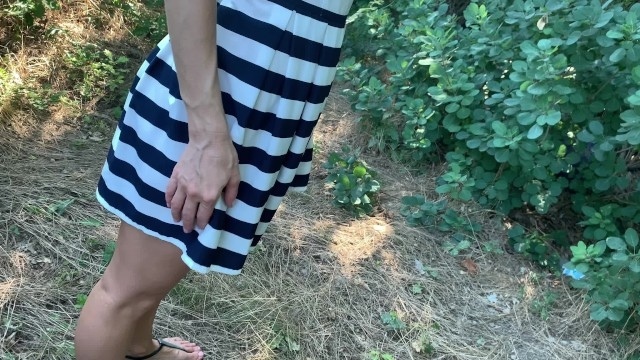 Девушка задрала платье в лесу и получила член в письку, а потом в анал