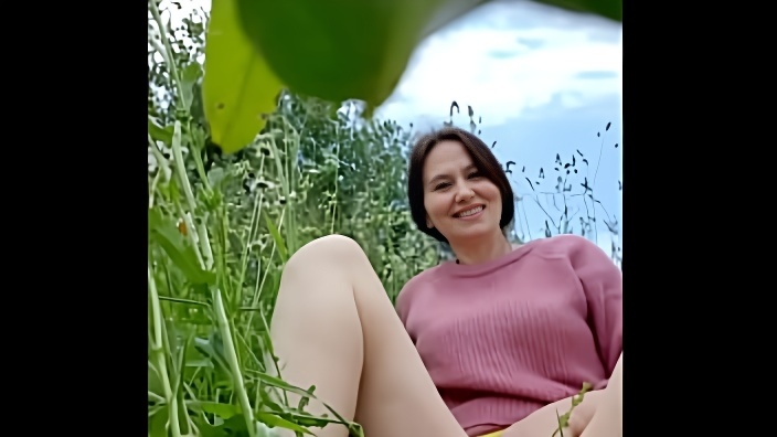Naked horny MILF in a chamomile field masturbates, pisses and wards off a wasp / Angela-MILF