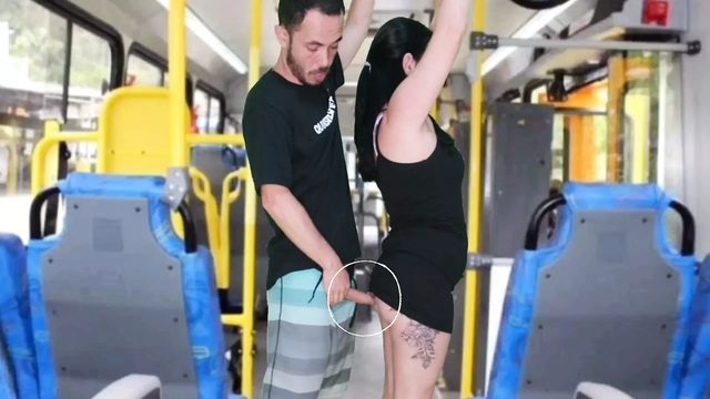 Old scoundrel with an encoxada and masturbates until he cums on the brunette in the bus